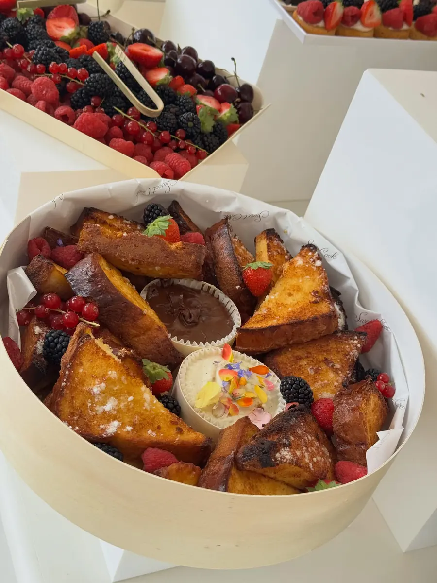 Brioches perdues caramélisées avec fruits rouges