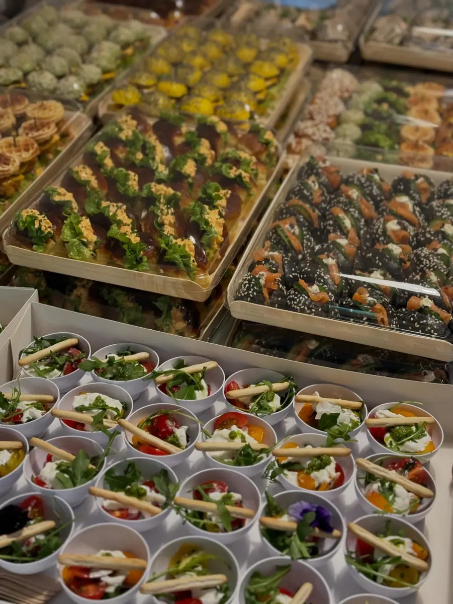 Plateaux de verrines salées et sushis préparés pour un buffet