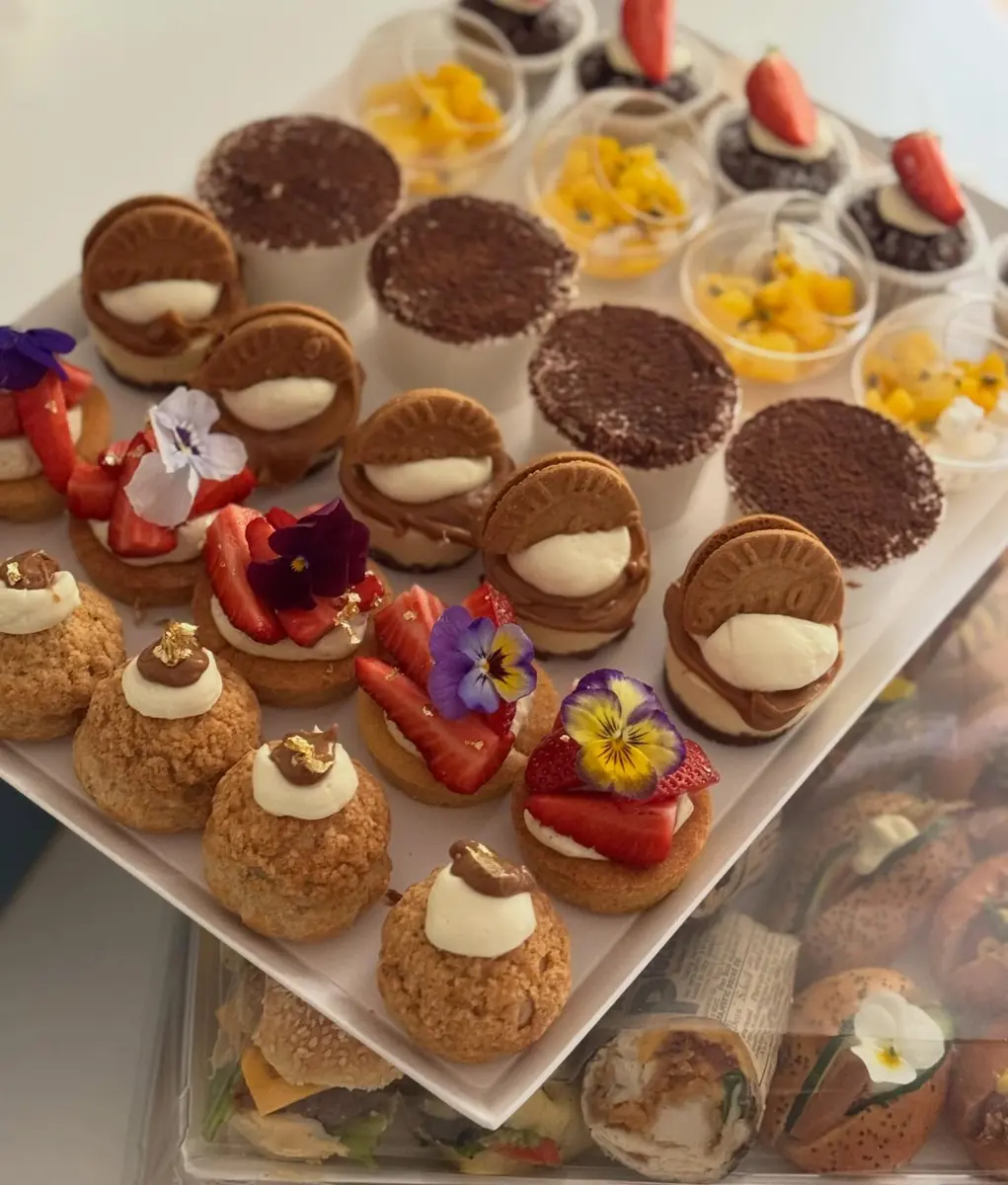 Choux, tartelettes aux fraises et tiramisus en mini format