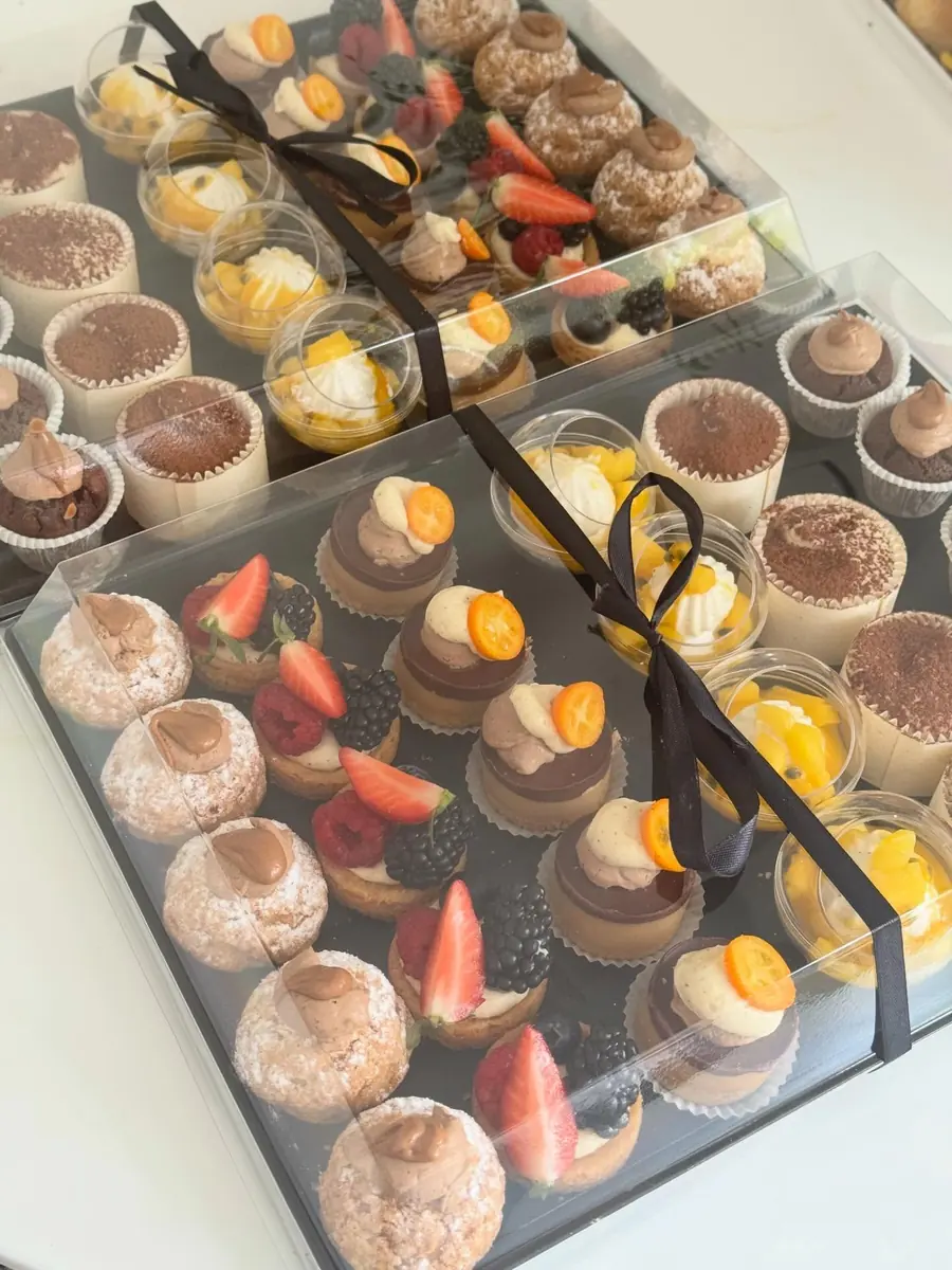 Coffrets de mini desserts fermés par un ruban