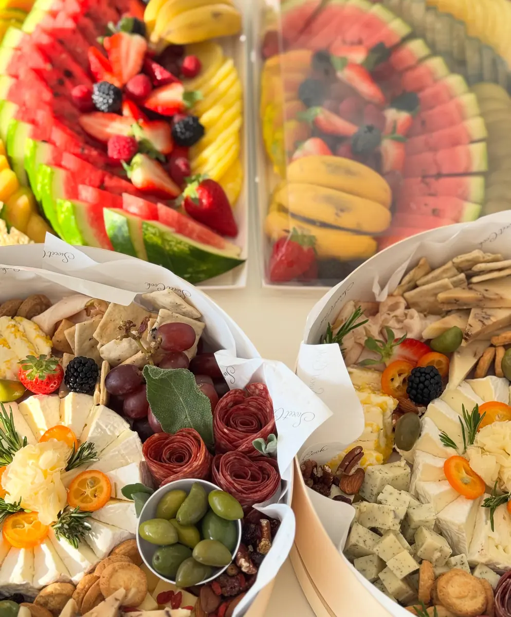 Plateaux de fruits et coffrets de fromages et charcuterie
