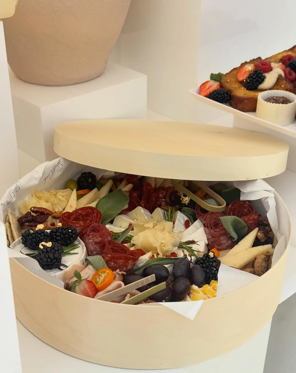 Grazing box en bois : fromages, charcuterie, fruits et mûres