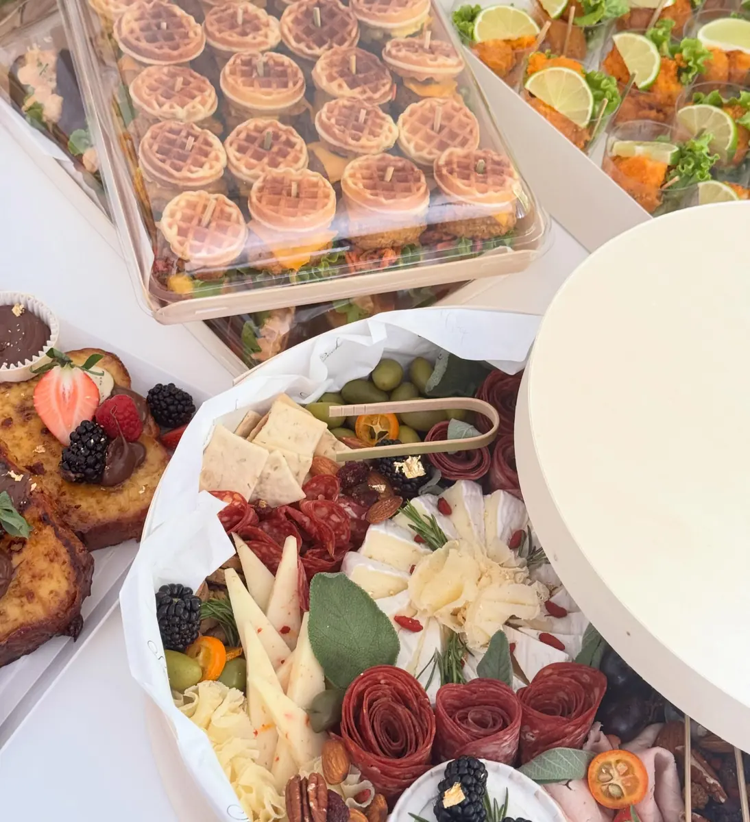 Buffet avec grazing box, mini gaufres et verrines