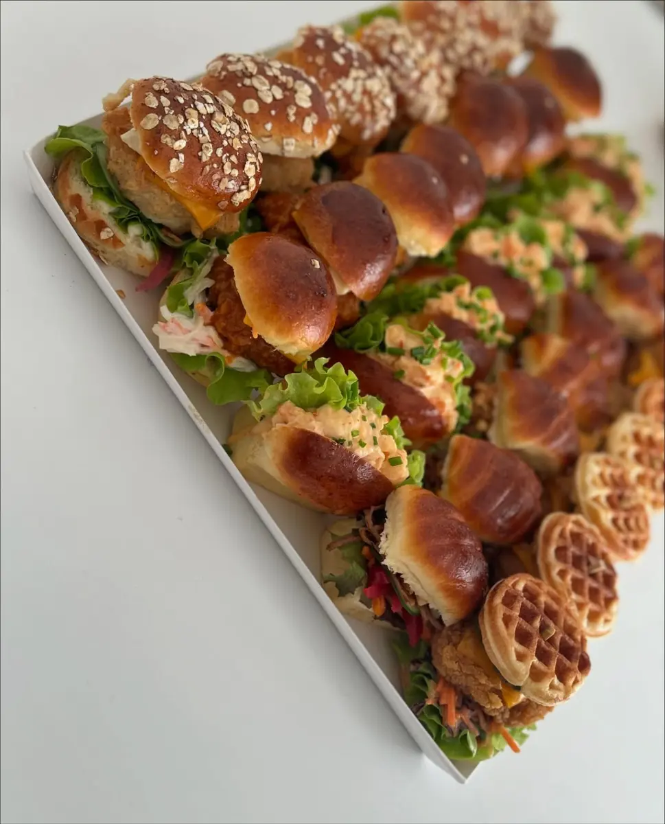 Plateau de mini burgers briochés et gaufres