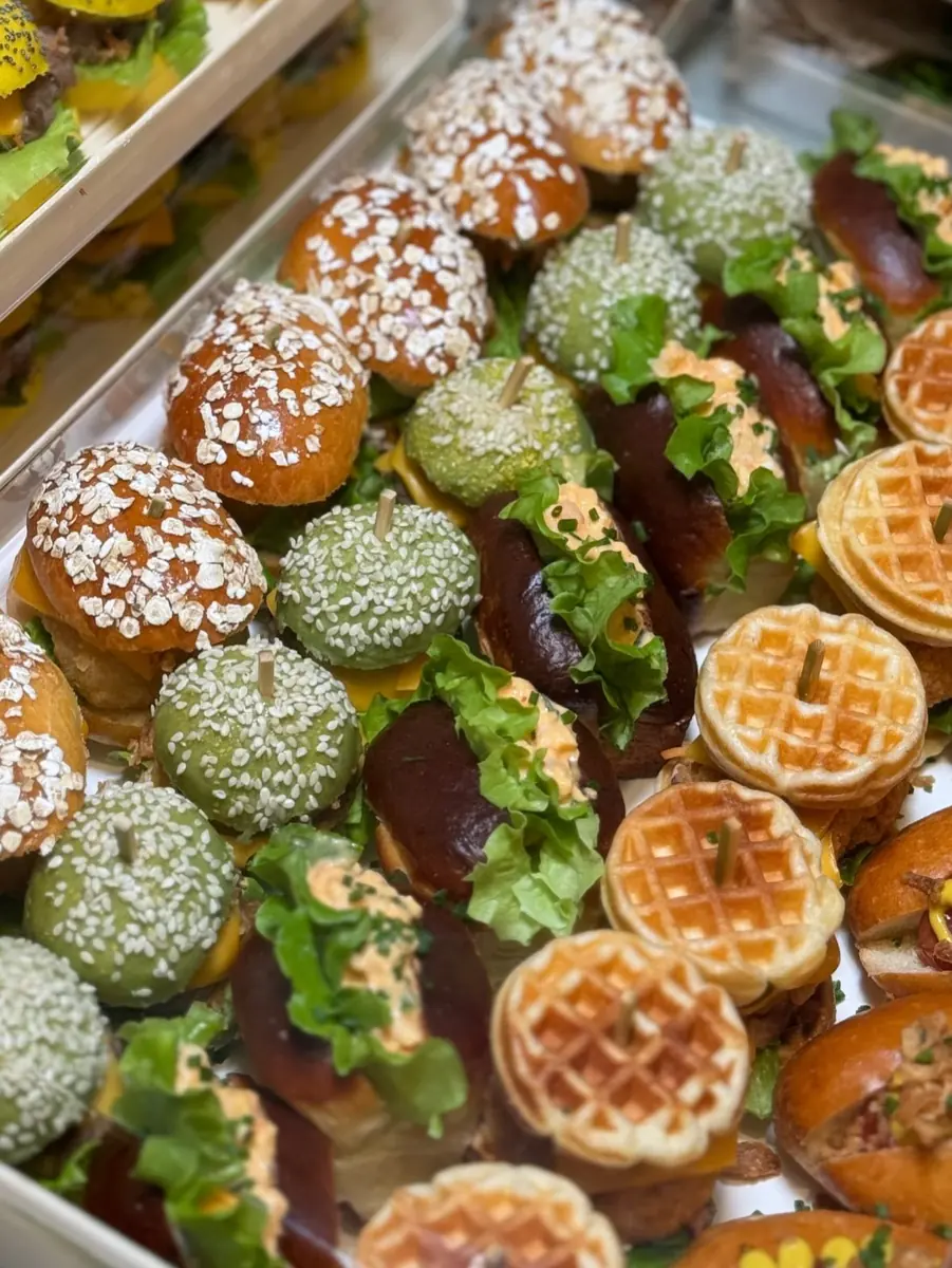 Assortiment de mini burgers aux pains colorés et de waffle burgers