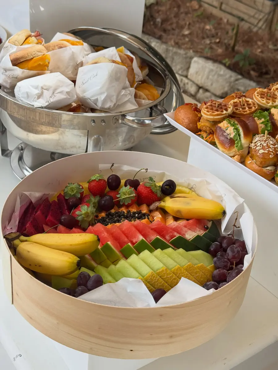 Grand plateau de fruits frais : pastèque, melon, bananes et raisins